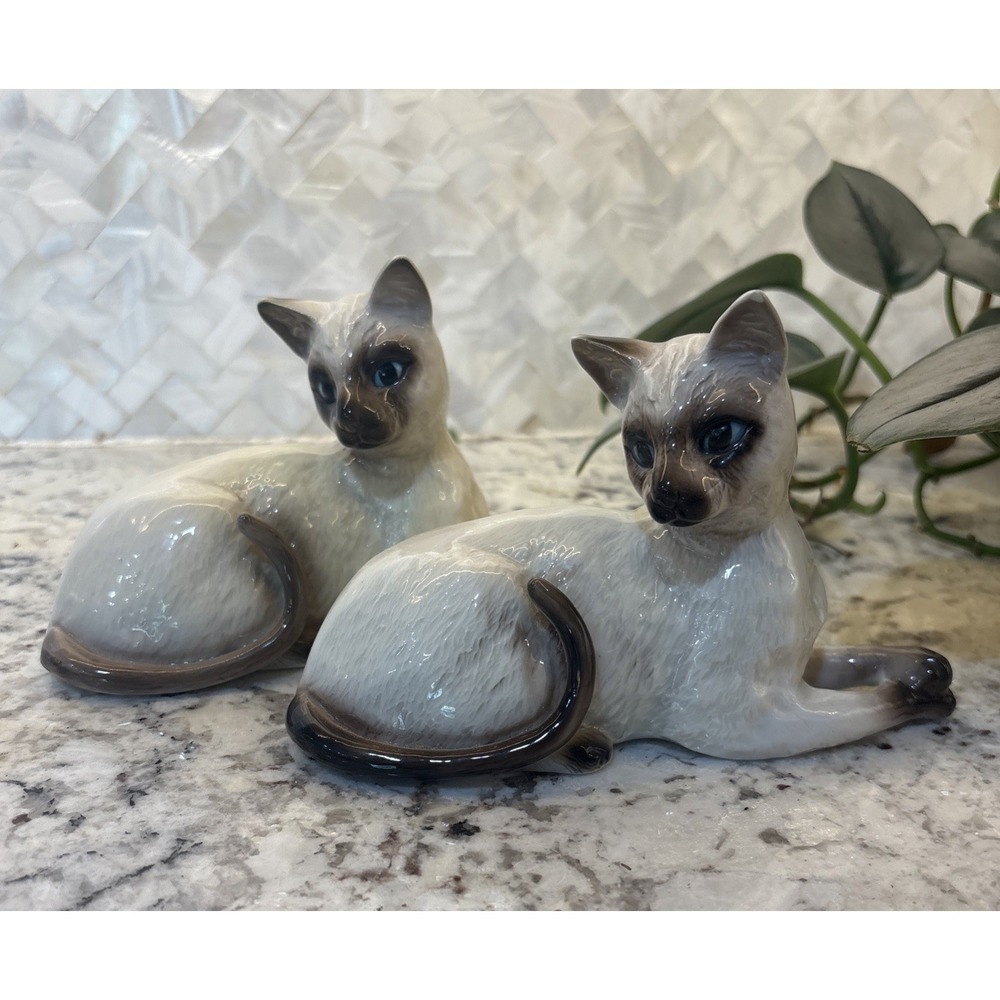 Vintage 1950s Siamese Cat Figurines Pair Mid Century Modern Blue Eyes Japan CHIP